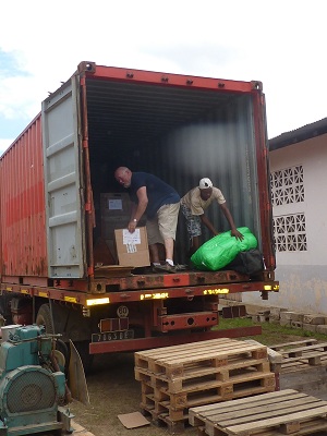 Mitglieder der Stiftung bei der Ankunft eines Containers in Ambanja